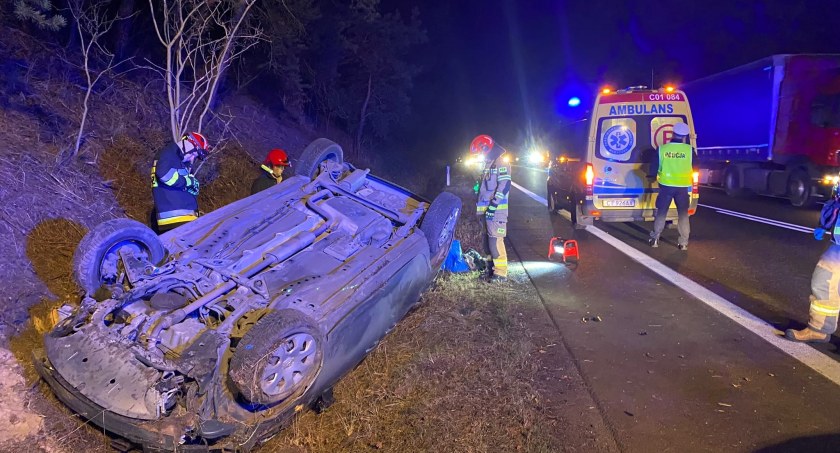 Poważny wypadek pod Toruniem. Doszło do dachowania auta 