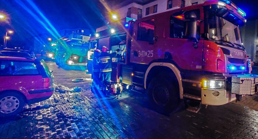 Alarm na osiedlu w Toruniu. W klatce schodowej wybuchła petarda