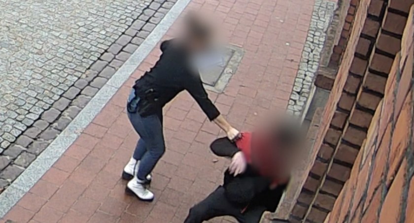 42-letni obcokrajowiec dostał ataku przed komisariatem w Chełmży [WIDEO]