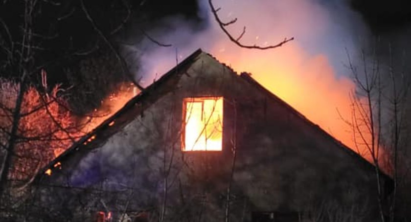 Pożar domu pod Toruniem. Po ugaszeniu konieczna była częściowa rozbiórka