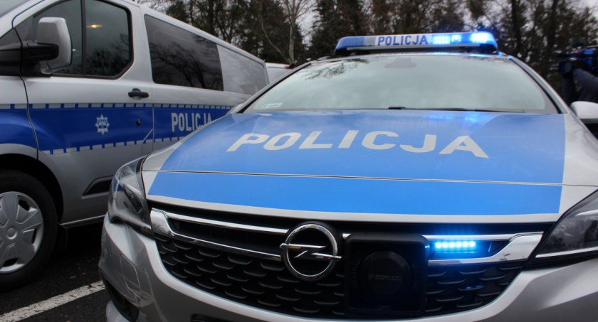 Poważny wypadek w Toruniu. Auto rozbiło się o barierki