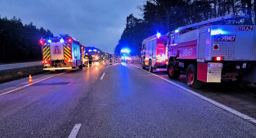Trzy uszkodzone auta, a sprawców nie ma. Tajemniczy wypadek pod Toruniem