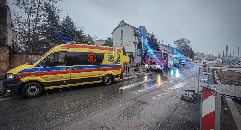 Wypadek w Toruniu. Kierowca wjechał na ścieżkę i potrącił rowerzystkę