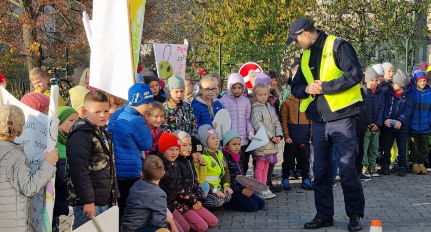 Kamizelka dla pierwszaka. Policjanci odwiedzili uczniów z gminy Łysomice