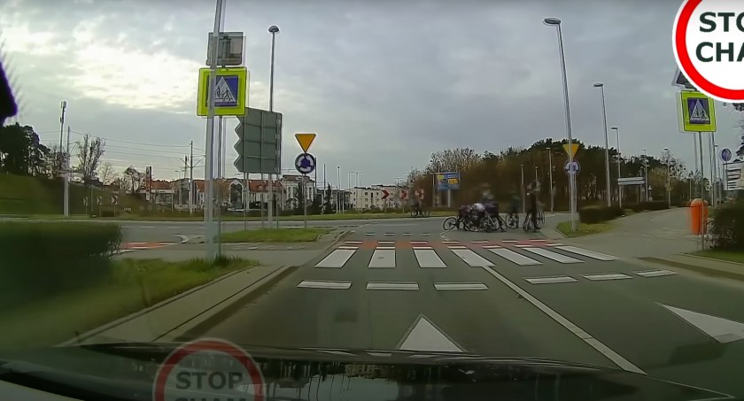 Stop Cham. Sprzeczka kierowcy z rowerzystami na rondzie w Toruniu [WIDEO]
