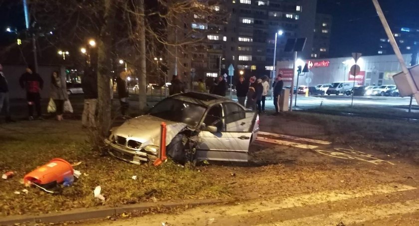 Wypadek w Toruniu. BMW z trzema obcokrajowcami uderzyło w drzewo