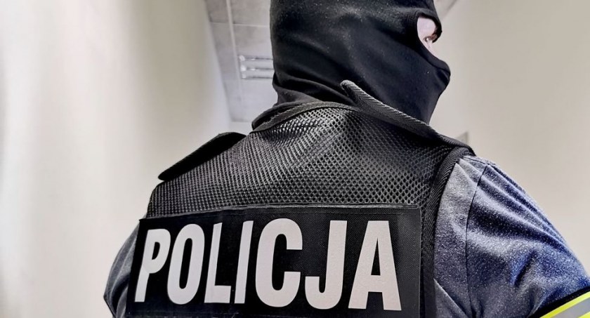 Nalot kryminalnych na garaż w Toruniu. Policjanci zatrzymali 37-latka