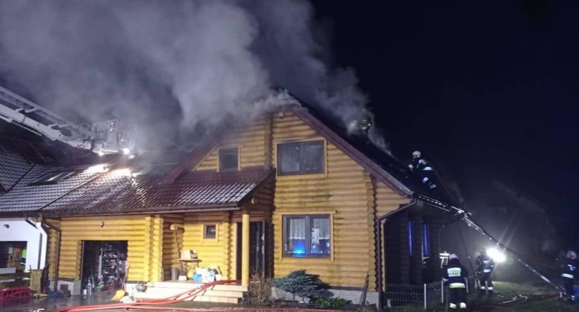 Pożar domu pod Toruniem. Strażacy walczyli z ogniem przez dwie godziny