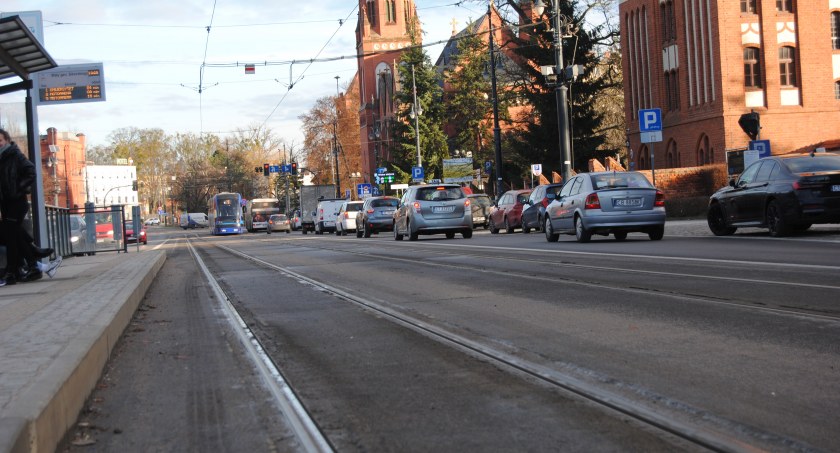 Mieszkańcy Torunia wysiadają z samochodów. Zaskakujące wyniki badań