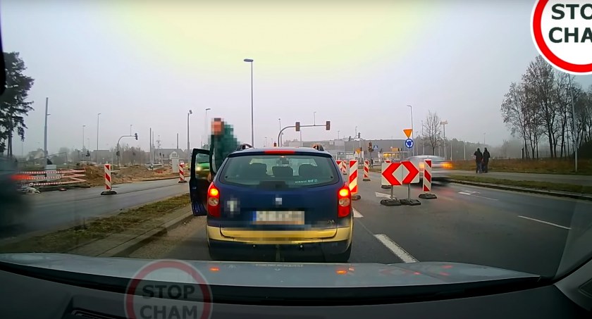 Stop Cham. Kłótnia kierowców po zjeździe z ronda w Toruniu [WIDEO]