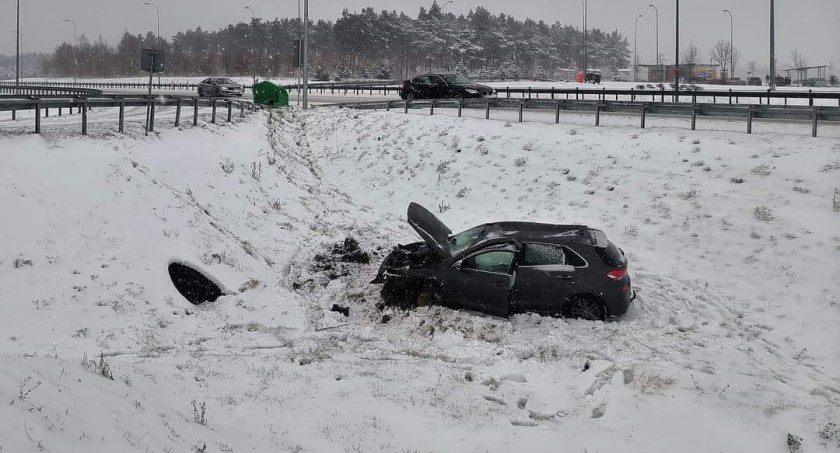 Groźny wypadek pod Toruniem. Auto wypadło z autostrady