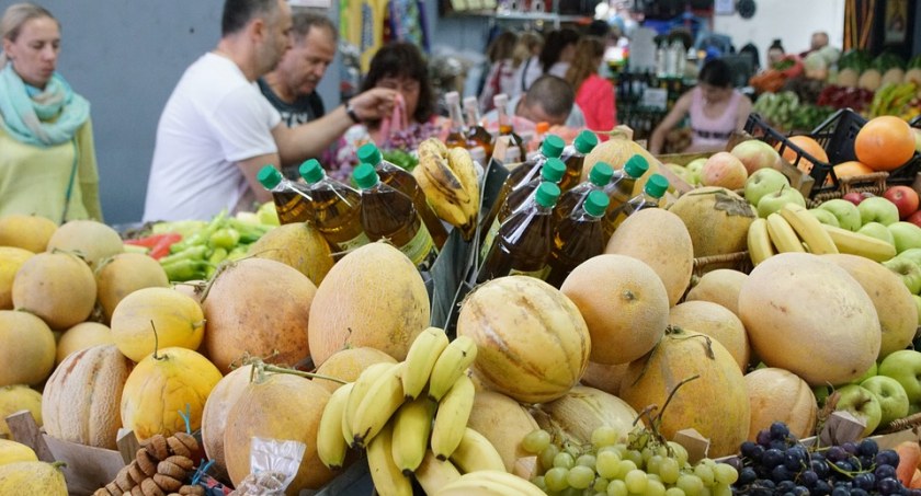 Młody mężczyzna ukradł z kasy pieniądze na targowisku w Toruniu!