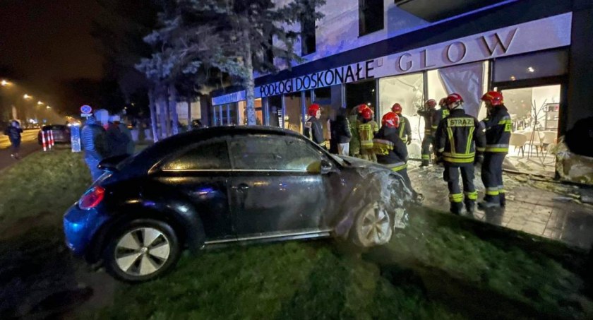 30-latka wjechała w salon GLOW w Toruniu. Tajemnicza postawa policjantów