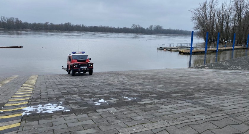 Dramatyczna akcja ratunkowa w Toruniu. Dwie osoby wpadły do Wisły!