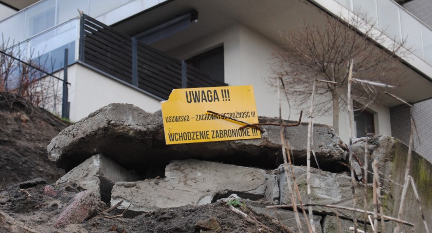 W Toruniu apartamentowiec stoi na osuwisku. Pęknięcia na murze oporowym