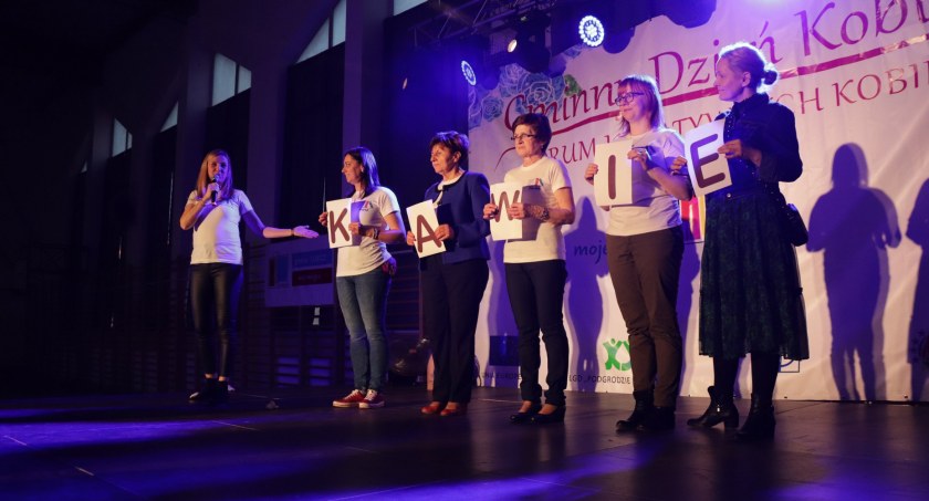 Wielka gwiazda zaśpiewa dla kobiet w szkole pod Toruniem!