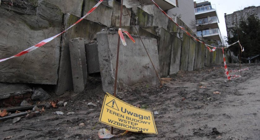 Pęka mur oporowy na osiedlu w Toruniu. Inspektor wszczął postępowanie