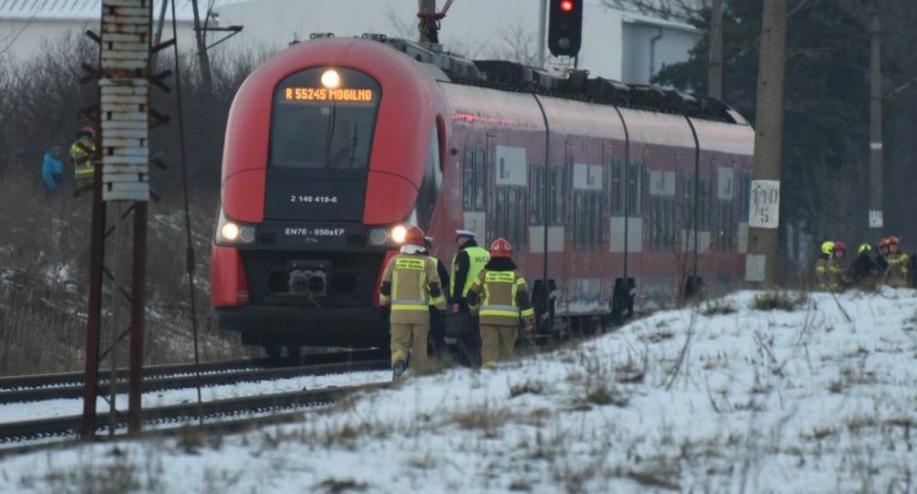 Tragedia na torach. Pociąg jadący z Torunia potrącił dziewczynkę