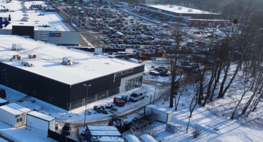 Przy największym kompleksie handlowym w Toruniu powstaje kolejny obiekt