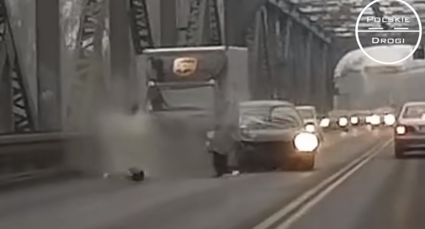 Polskie drogi. Fatalna kraksa na moście w Toruniu [WIDEO]