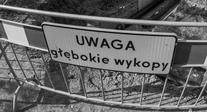 Śmiertelny wypadek w Toruniu. Mężczyzna wpadł do wykopu