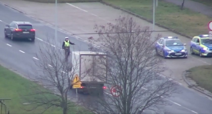 „Drogówka” zaskoczyła kierowców. W Toruniu posypały się mandaty! [WIDEO]