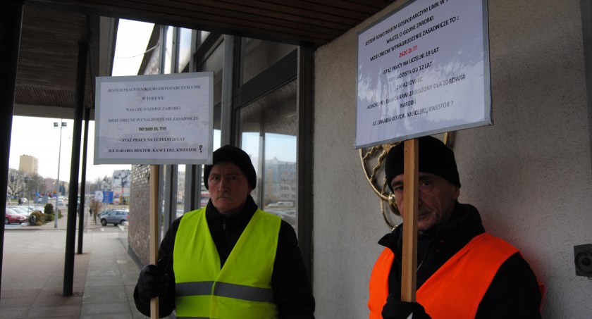 W Toruniu trwa protest pracowników UMK. Sławomir i Zbigniew walczą w milczeniu