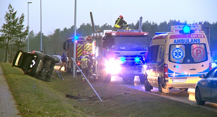 Groźny wypadek w Toruniu. Auto przewróciło się na bok