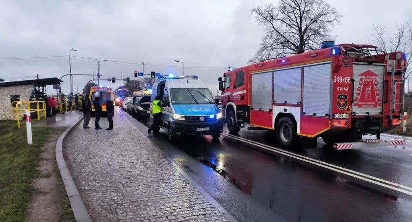 Akcja służb ratunkowych pod Toruniem. Karambol z udziałem 19 osób