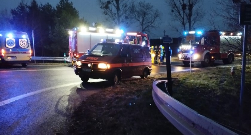 Auto wypadło z drogi pod Toruniem. W samochodzie matka z dzieckiem 