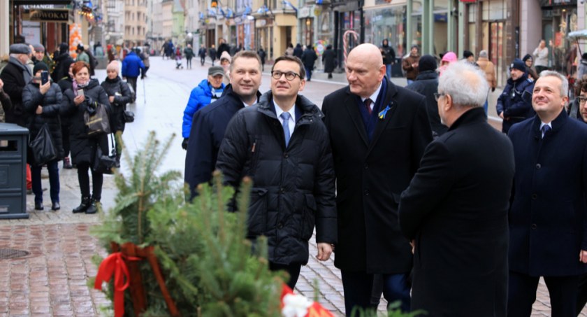 Ściśle tajne wizyty Morawieckiego w Toruniu. Premier boi się mieszkańców
