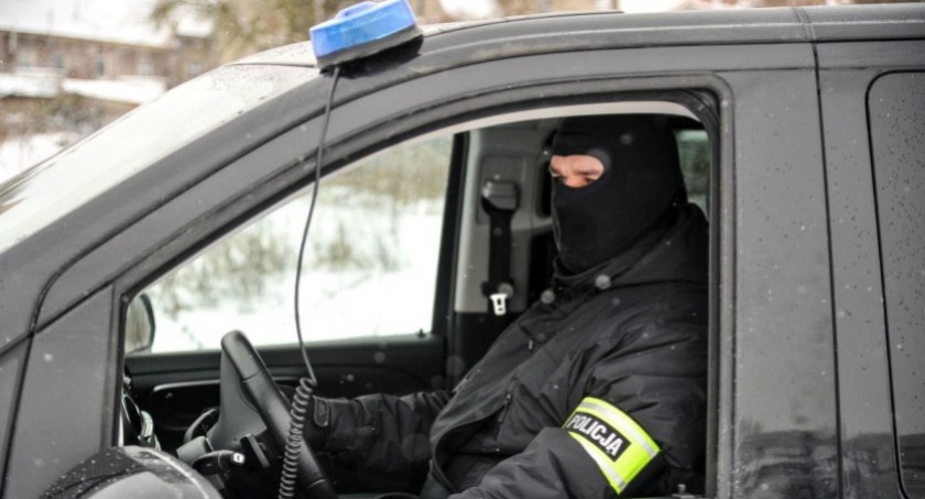Nalot kryminalnych na mieszkanie, w którym ukrywał się 21-latek z Torunia
