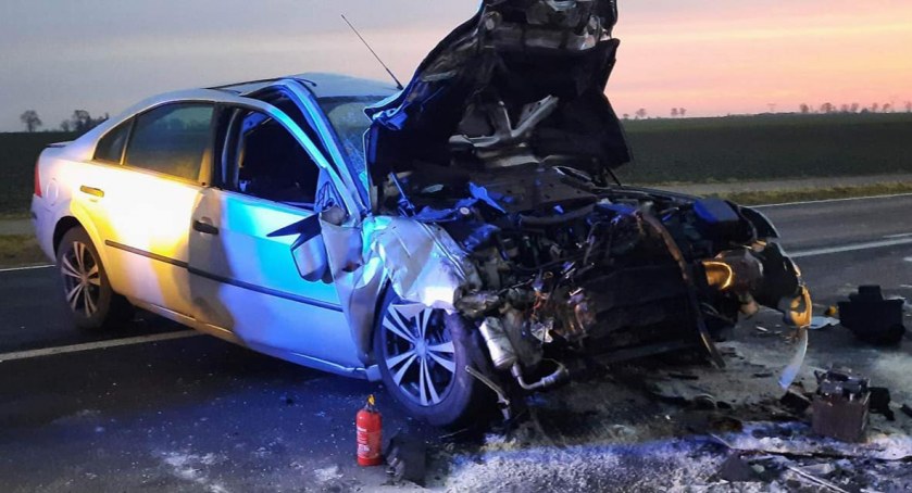Poważny wypadek pod Toruniem. Części samochodu rozrzucone na polu