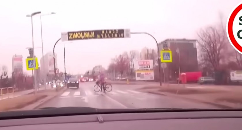 Stop cham. Wariacki rajd przez przejście dla pieszych w Toruniu [WIDEO]