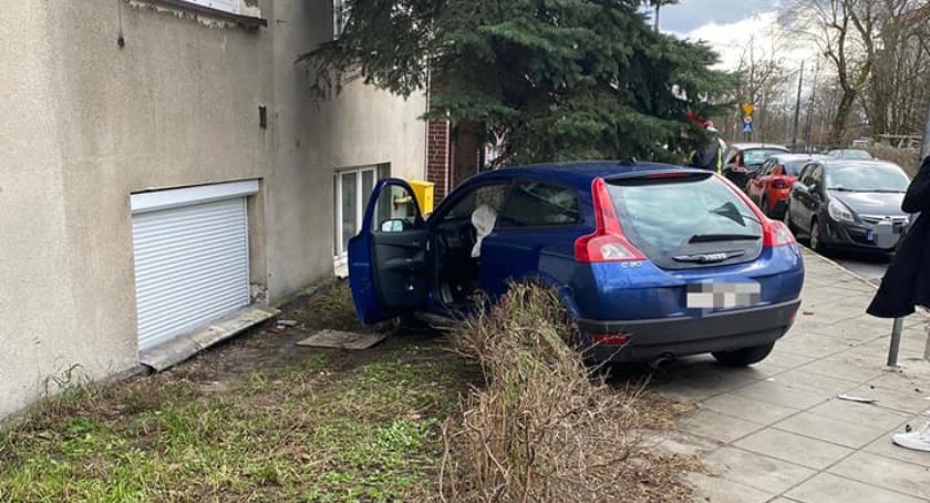 Karambol w Toruniu. Uszkodzone cztery auta