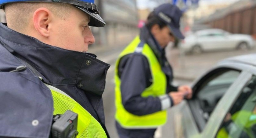 Duży korek w Toruniu. Policjanci zatrzymywali kierowców