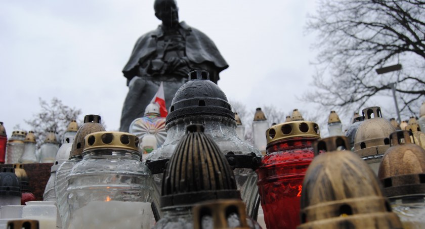 Toruń w obronie papieża. Morze zniczy pod pomnikiem Jana Pawła II