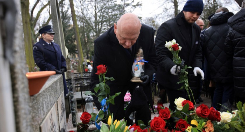 Nagła śmierć „Taty”. Na jego pogrzebie w Toruniu pojawiły się tłumy