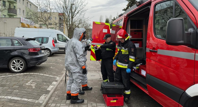 Śmiertelna trucizna w bloku w Toruniu. Na miejscu strażacy w kombinezonach