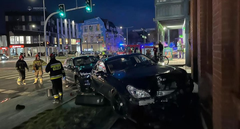 Wypadek przy przystanku MZK w Toruniu. Auto uderzyło w budynek