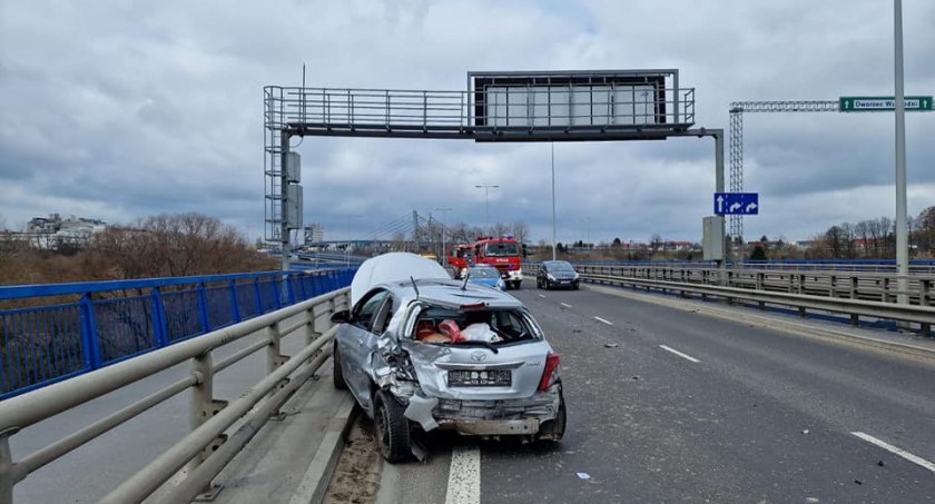 Wypadek na moście drogowym. W akcji sześć zastępów straży