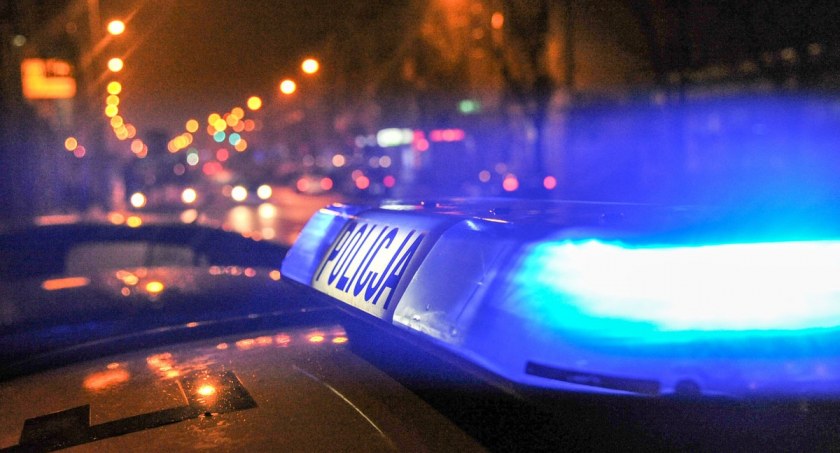 Obława za uzbrojonym mężczyzną. Kobieta i dzieci uciekli z domu
