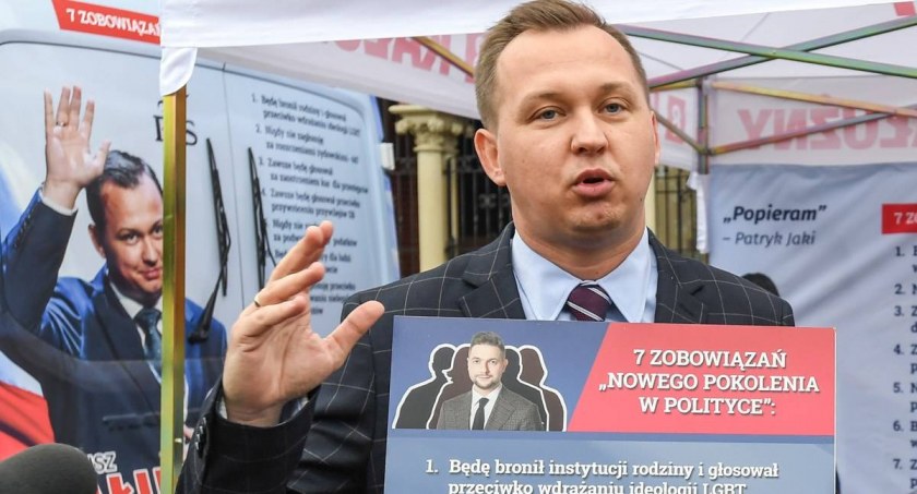 Poseł Kałużny przegrał zakład o emeryturę Tuska. Oddał pensję na rzecz domu dziecka w Toruniu