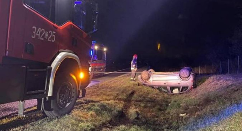 Groźny wypadek na obwodnicy Torunia. Auto dachowało