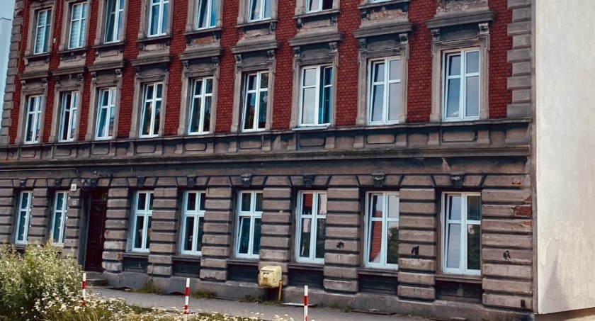 „Kredyt kupiecki” - inwestor nie zapłacił, a budynek w Toruniu zarabia na siebie