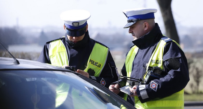 Pod Toruniem spowodował kolizję. Pijany 21-latek chciał przechytrzyć policję