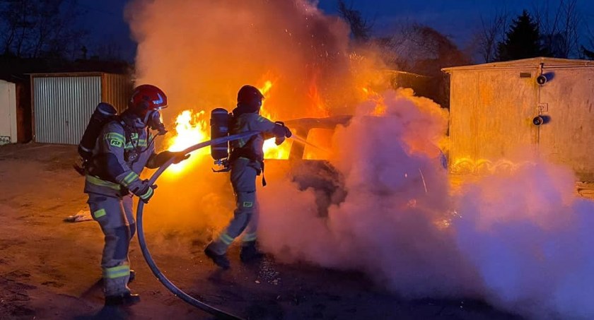 Pożar w Toruniu. Płonął samochód na terenie kompleksu z garażami