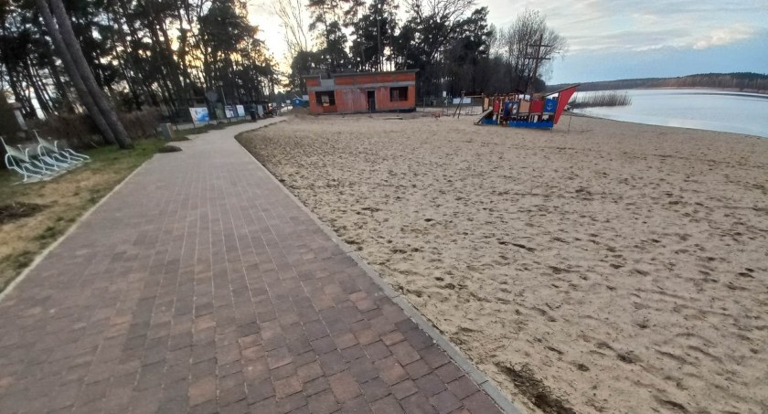 Nad popularnym jeziorem powstaje wielofunkcyjny budynek z tarasem