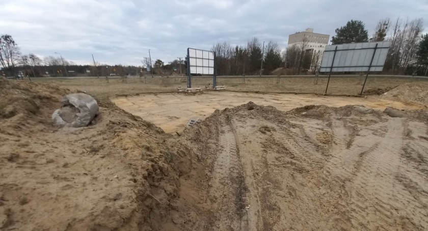 Znani biznesmeni inwestują na powojskowych terenach w Toruniu. Budowa już się rozpoczęła