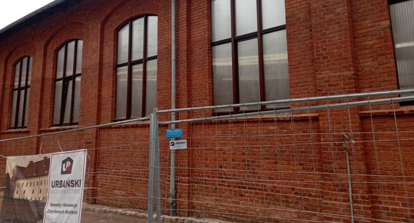 Firma z Torunia modernizuje zabytkową salę gimnastyczną za prawie 2 mln zł